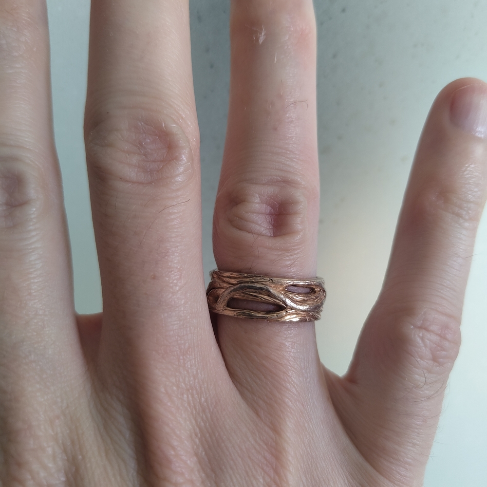 Elegant Gold-Toned Women's Ring
